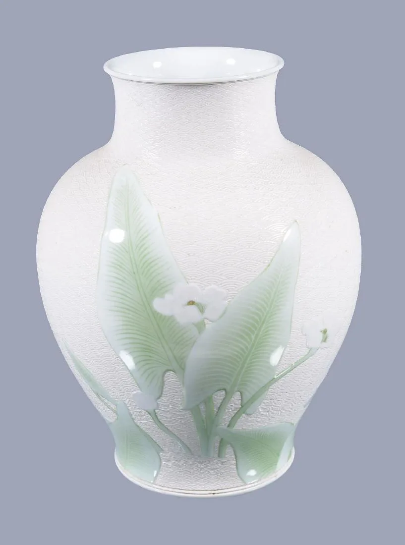 MAKUZU KOZAN: A Japanese Porcelain Vase of inverted