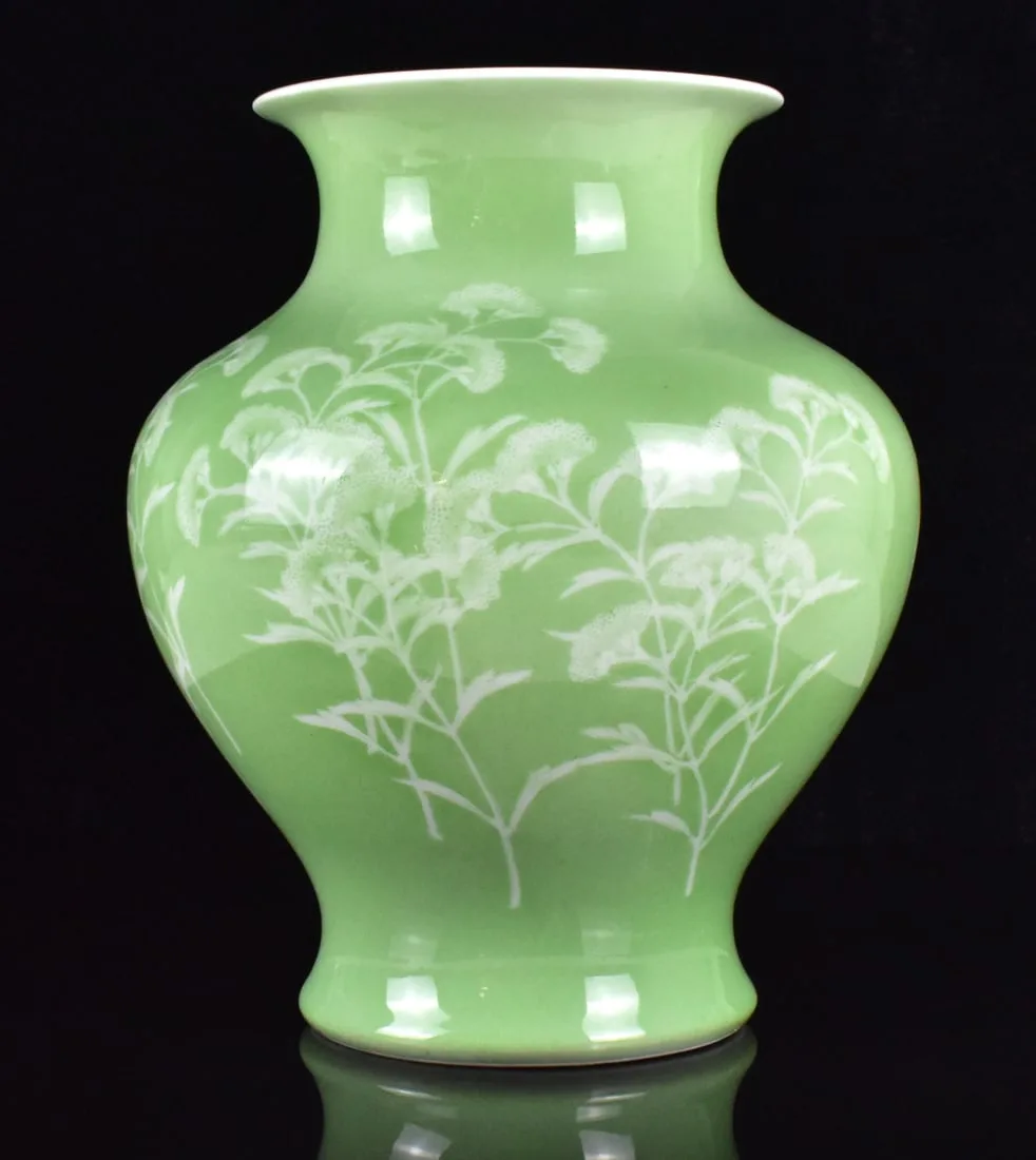 Makuzu Kozan: Green & White Floral Porcelain Vase