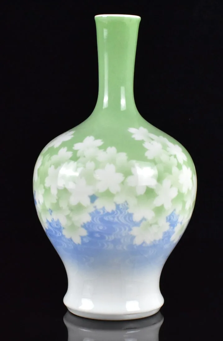 Makuzu Kozan: Long Neck Floral Porcelain Vase