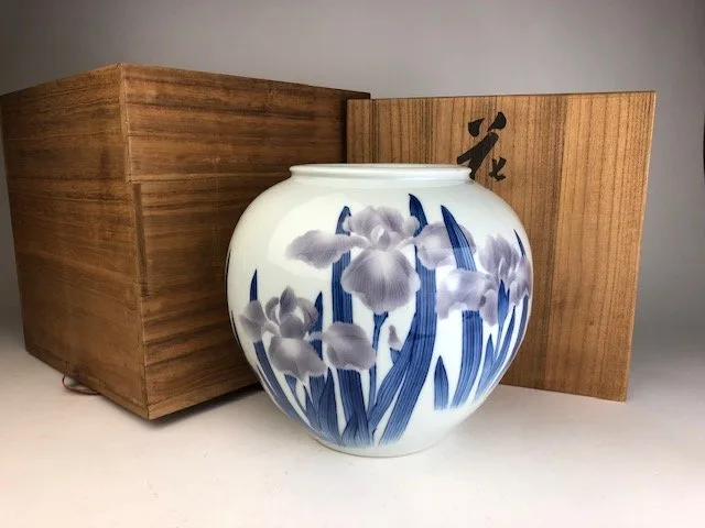 A beautiful Makuzu Kozan porcelain vase presented with