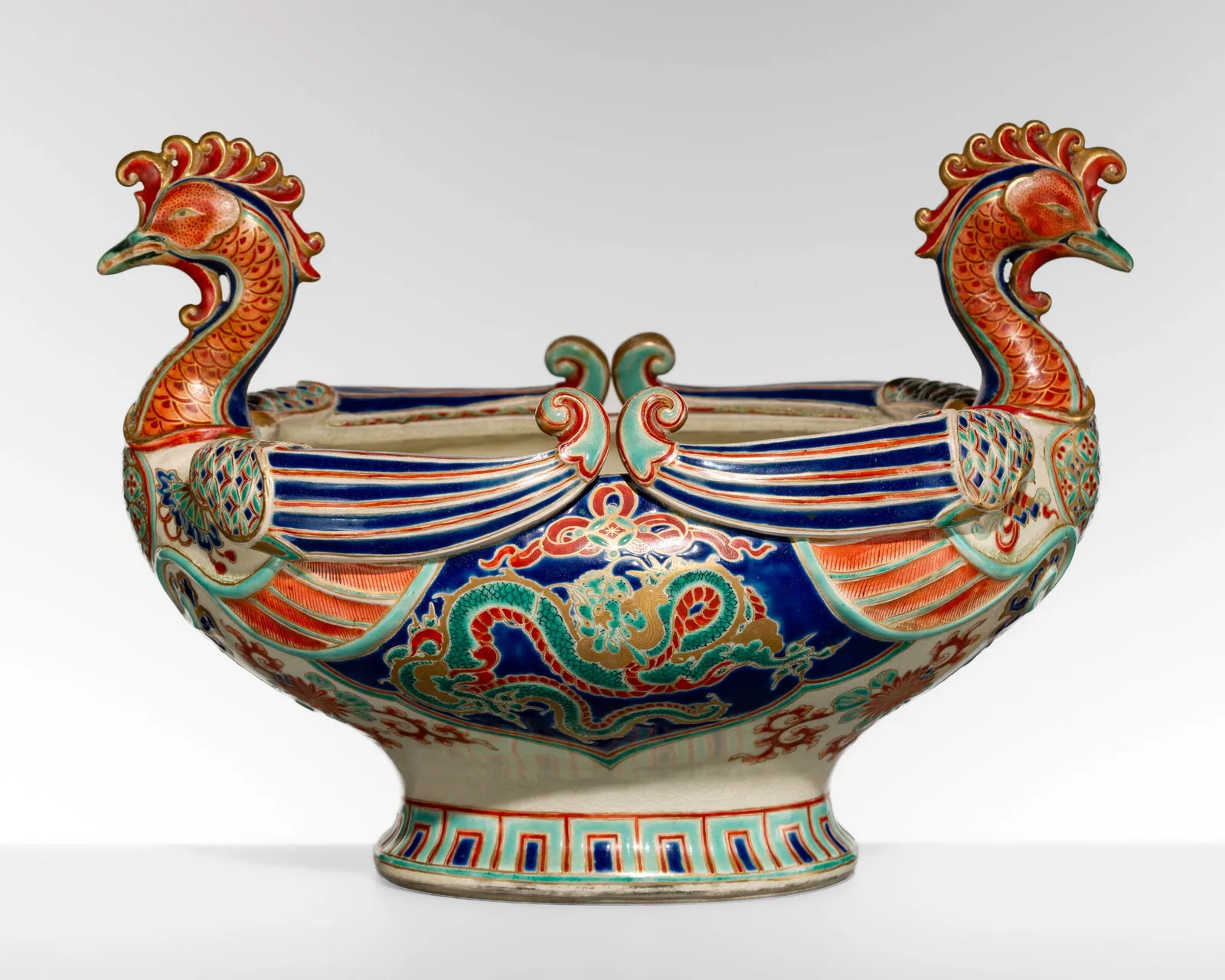 MAKUZU KOZAN: A LARGE POLYCHROME-ENAMELED STUDIO CERAMIC ‘DRAGON AND PHOENIXES’ 