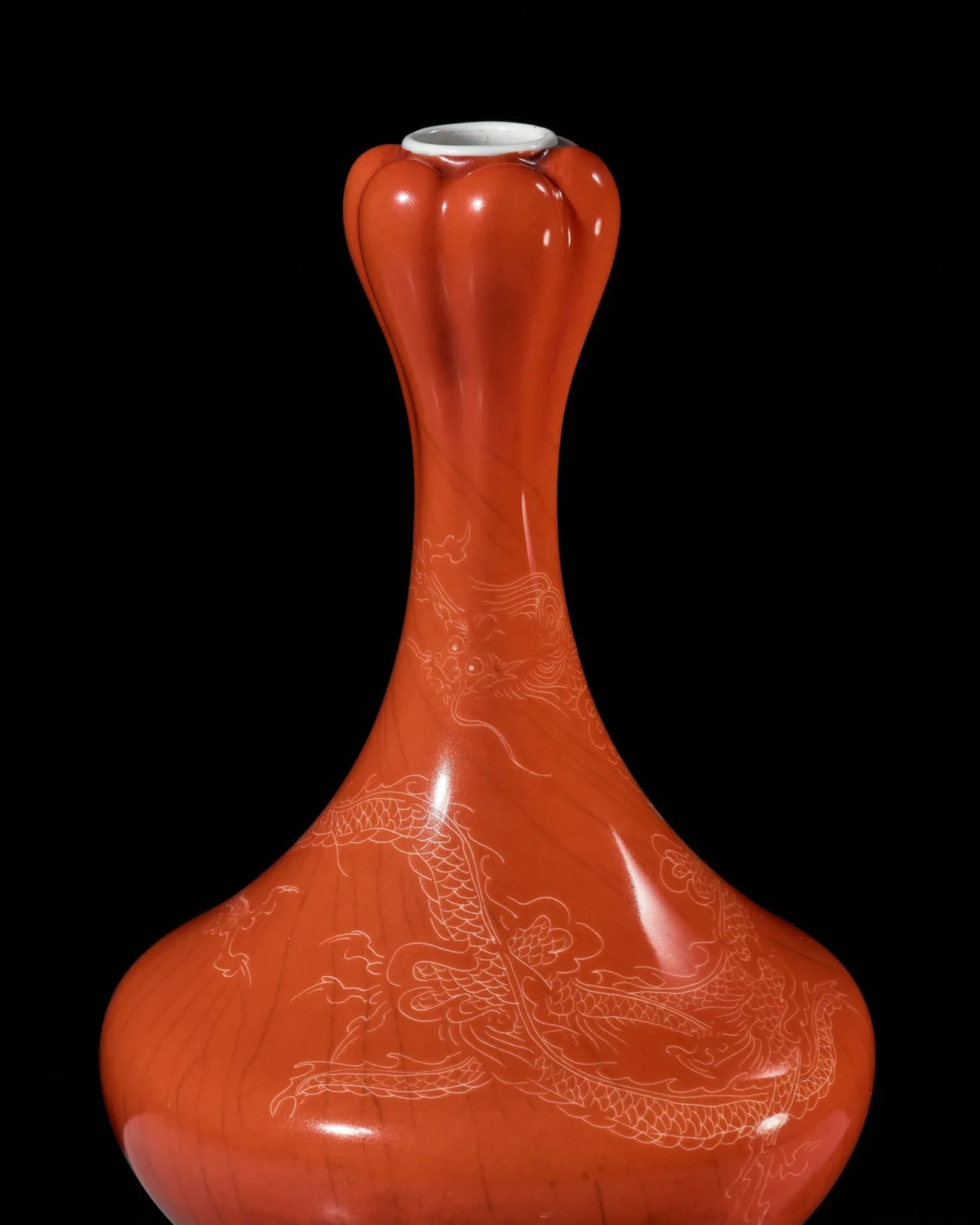 MAKUZU KOZAN I: AN IRON-RED GLAZED STUDIO PORCELAIN GARLIC-HEAD VASE WITH DRAGON
