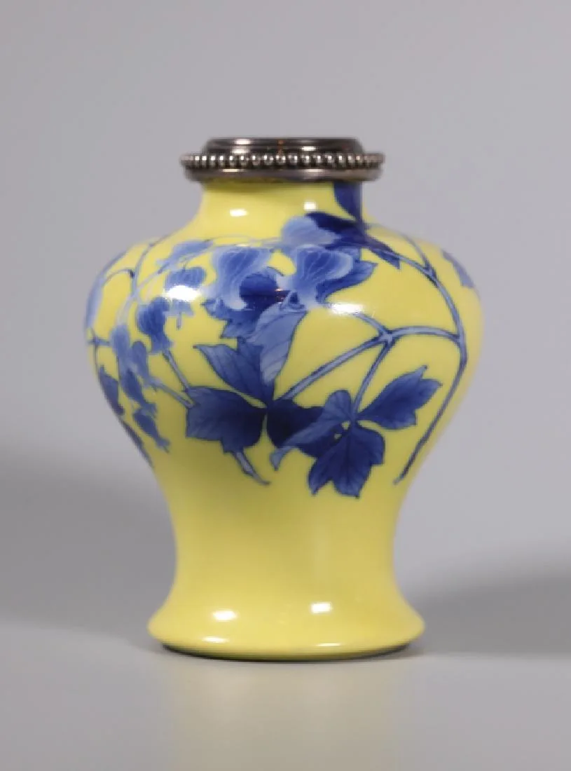 Makuzu Kozan Japanese Blue & Yellow Porcelain Vase
