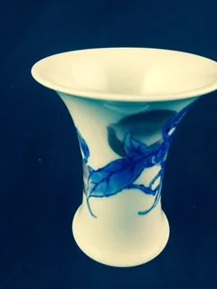 PORCELAIN VASE BY MAKUZU KOZAN II, JAPANESE (1859-1940)