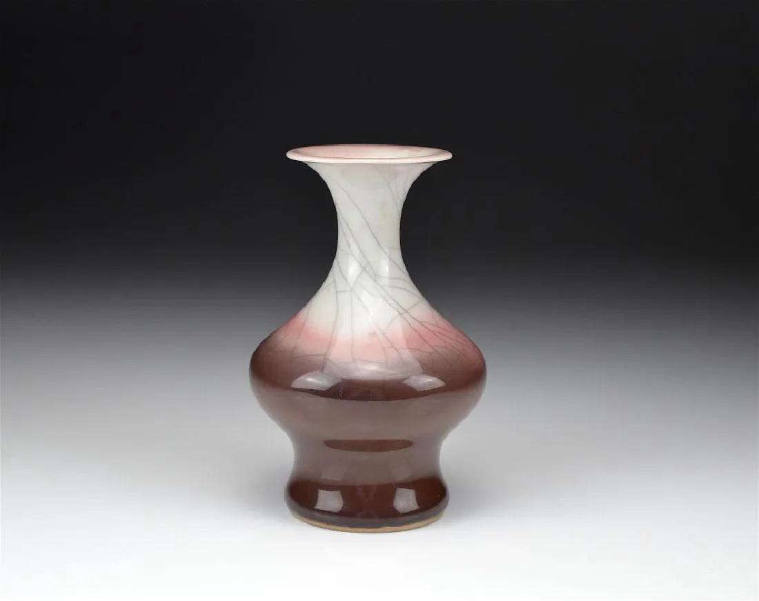 JAPANESE PORCELAIN VASE