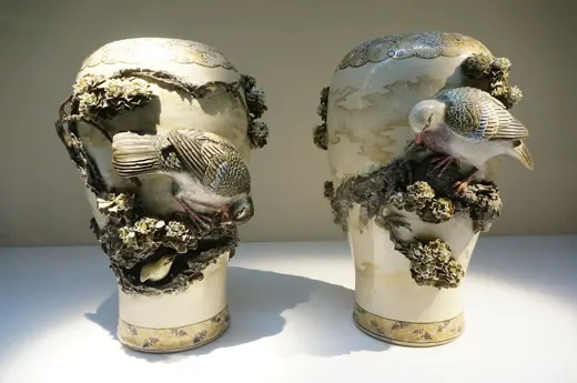 Vase with pigeons and cherry blossom in high relief 鳩桜花図高浮彫花瓶, 1871–82. Shown at the National Crafts Museum (formerly MO