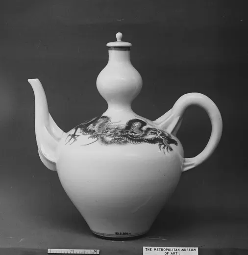 Ewer with dragon in underglaze blue 染付龍文水注, Metropolitan Museum of Art